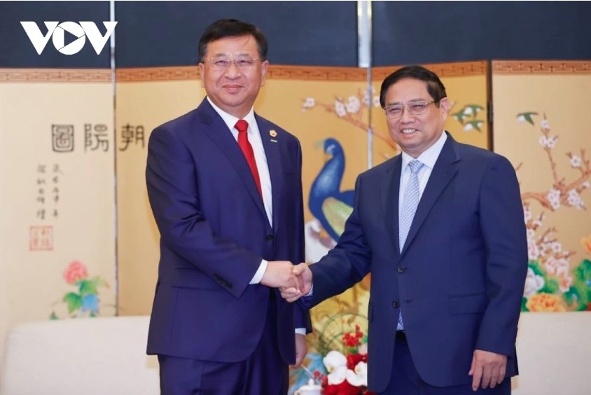 PM Pham Minh Chinh (R) and Chairman of the China Railway Construction Corporation Dai Hegen 