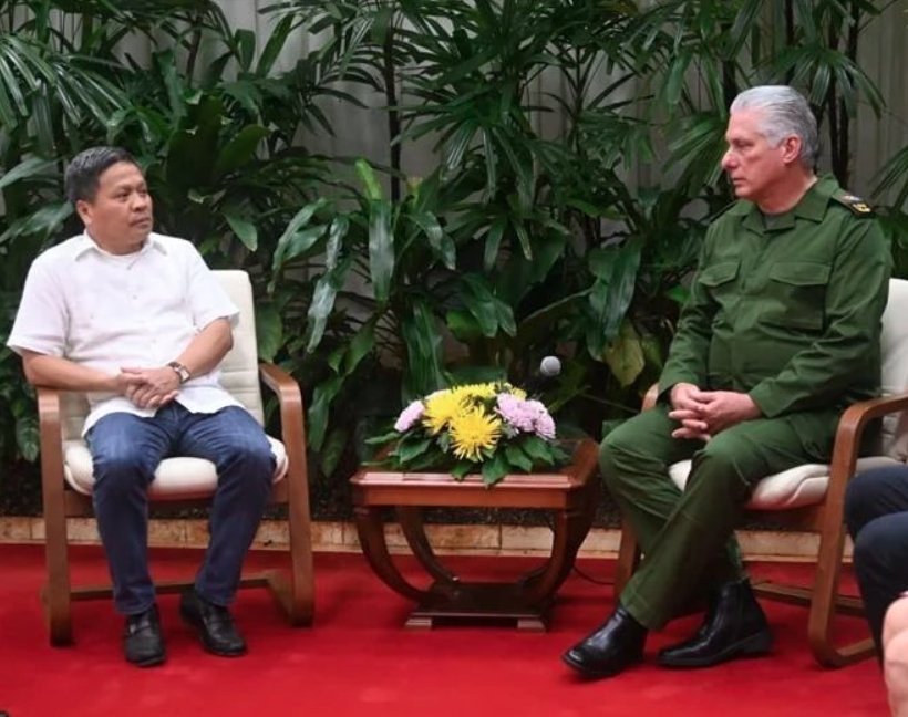 President of Cuba Miguel Díaz-Canel (R) receives Thai Binh Corporation's President Tran Thanh Tu.