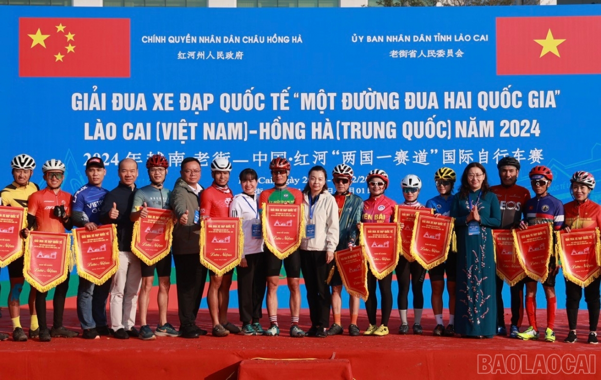 An annual international cycling race co-hosted by Lao Cai province of Vietnam and Yunnan province of China opens on November 30. (Photo: Baolaocai.vn)