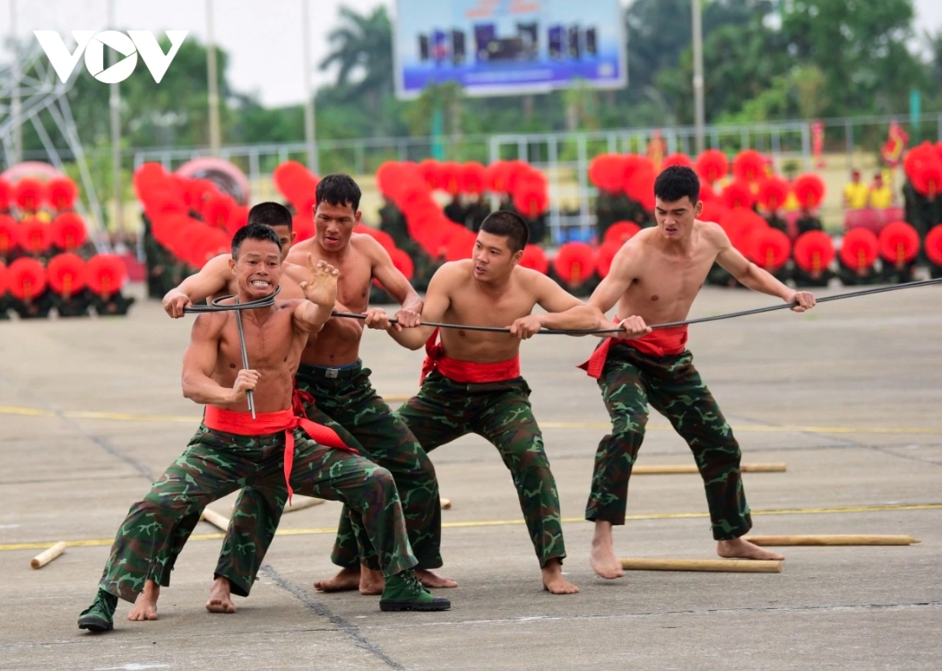 The commandos use their necks to wrap around a steel rod multiple times. With skills developed through many years of rigorous training, these soldiers are often compared to those with ‘bodies of steel and skin of iron.’
