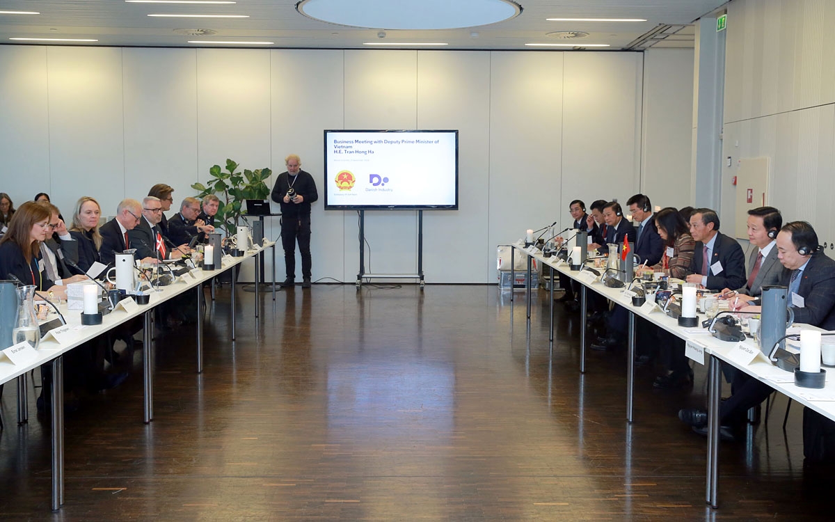 Deputy Prime Minister Tran Hong Ha meets with leaders of major Danish corporations in Copenhagen on November 25 during his working trip to Denmark. (Photo: VGP)