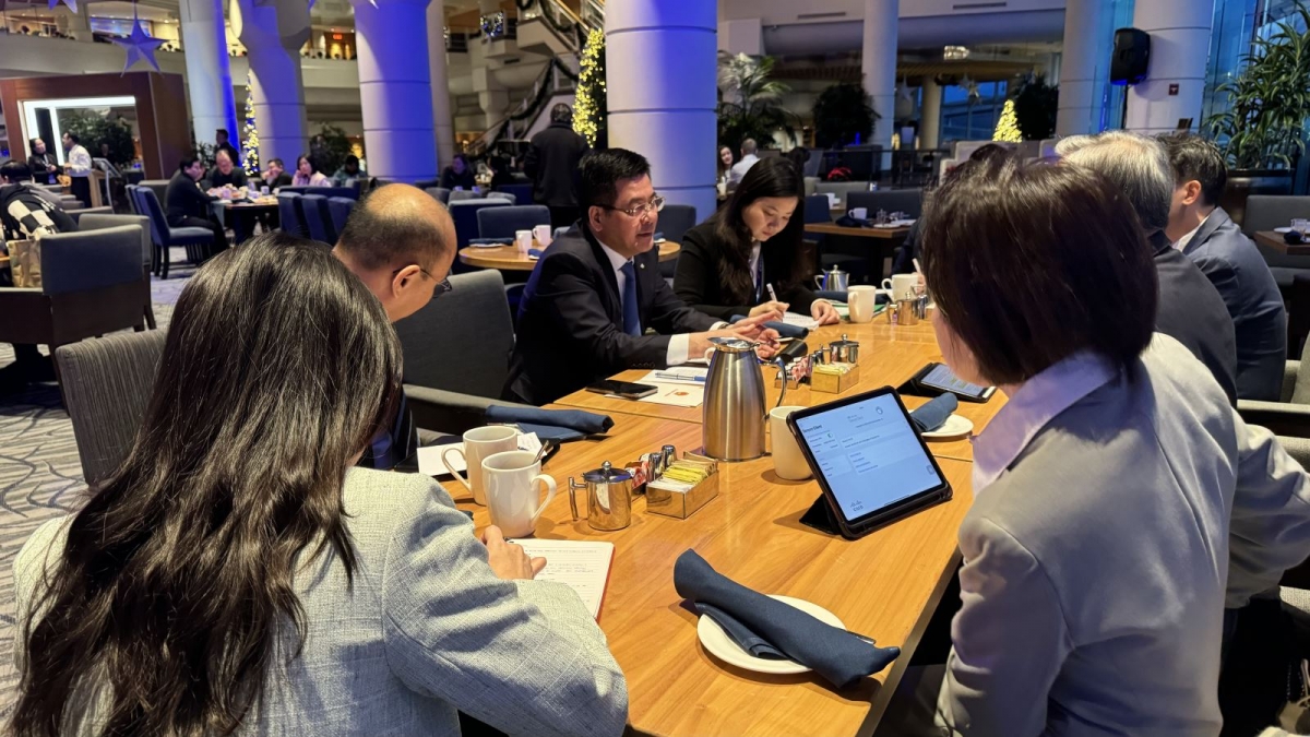 Minister of Industry and Trade Nguyen Hong Dien at the meeting with the Singaporean Deputy Prime Minister and Minister for Trade and Industry Gan Kim Yong (Photo: baotintuc.vn)