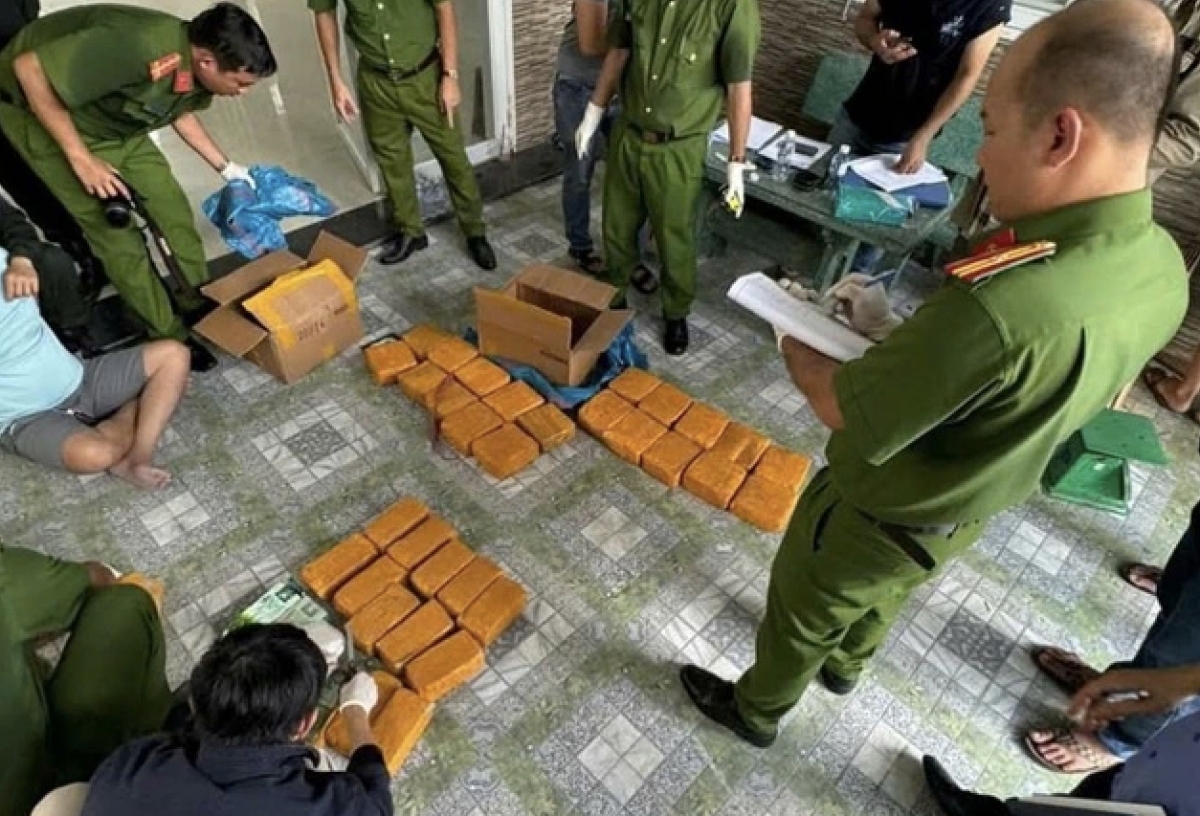 A total of 58 kg of synthetic drugs are seized at the scene (Photo: thanhnien.vn)