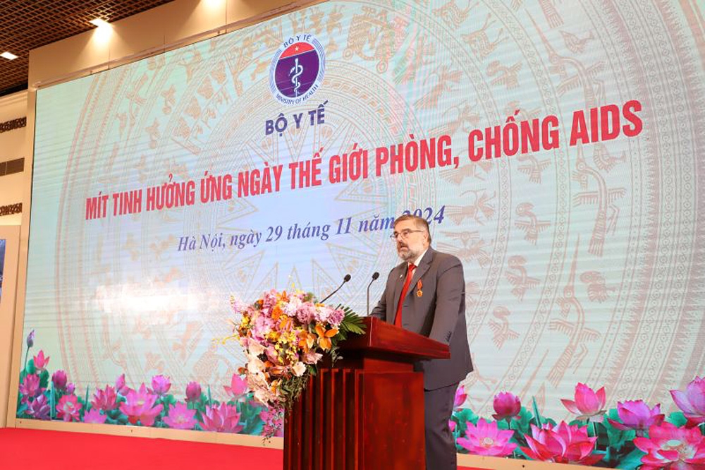 Eamonn Murphy, Director of Regional Support Teams for Asia-Pacific, Eastern Europe, and Central Asia of the Joint United Nations Programme on HIV/AIDS, speaks at the meeting. (Photo: MoH)
