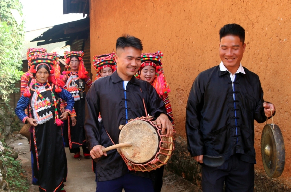 Ethnic people in Muong Te district of Lai Chau province still retain many distinct cultural features, including the traditional Tet (New Year) or Ho Su Cha festival.
