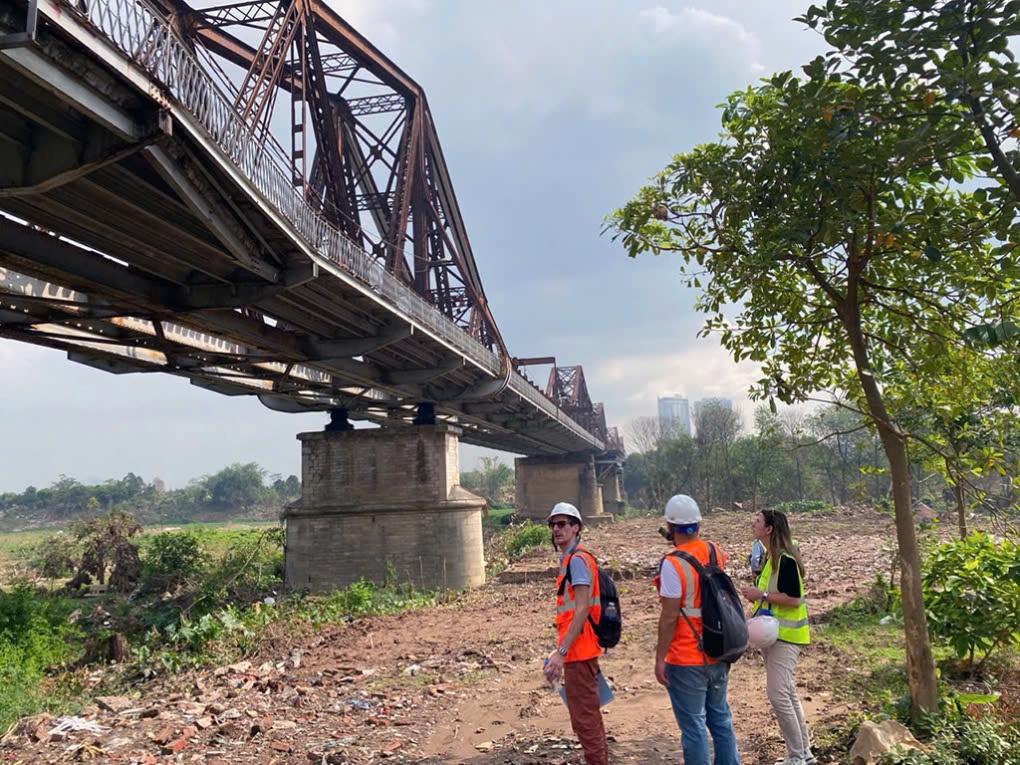 Experts from Artelia make a field trip to Hanoi to conduct a survey of the Long Bien Bridge. (Photo: Artelia Vietnam)