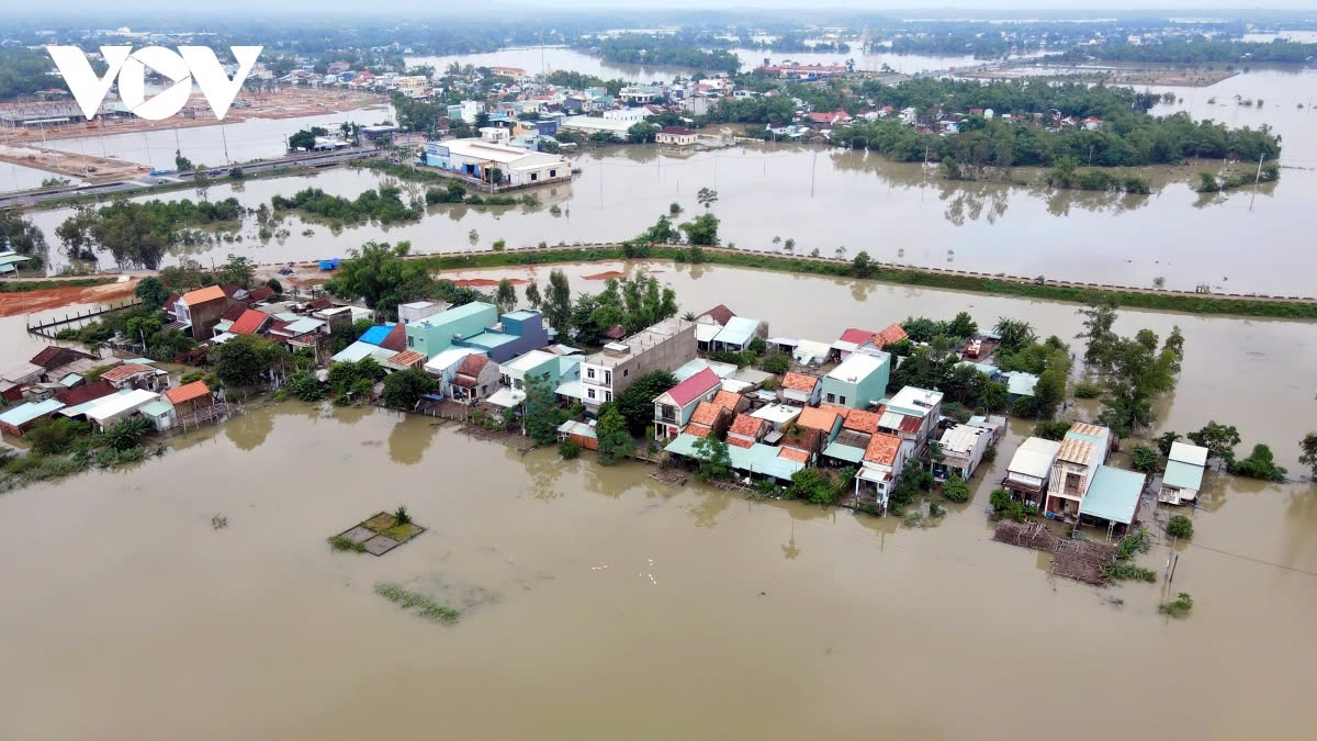 Localities in central Vietnam are likely to brace themselves for a long spell of heavy rain in the coming days that will worsen the flooding there
