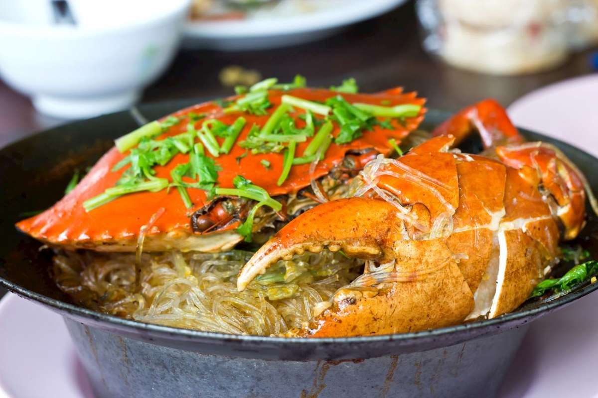 Miến xào cua, crab meat and glass noodle stir-fry, ranks 76th among the 100 best rated crustacean dishes in the world. (Photo courtesy of TasteAtlas)