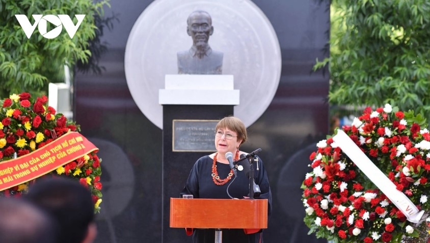 For her part, Bachelet expresses her honour to join this especially meaningful activity and said that Cuong's visit to Chile takes place at a time when the two sides are continuing to propel the bilateral friendship forward.
The former President held that the meeting between the Vietnamese delegation with the people of Cerro Navia is not only a symbol of the friendly relations over the years but also an opportunity to open up new, more comprehensive and profound directions between the two countries.