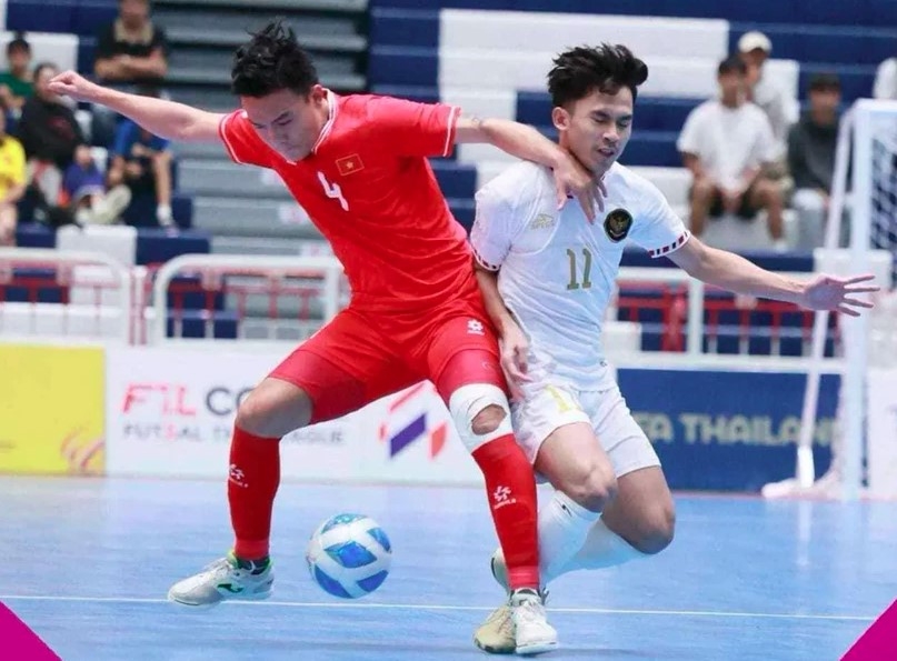 A Vietnamese player (red) and an Indonesian player at the final match of the ASEAN Futsal Championship 2024. (Photo: laodong.vn)