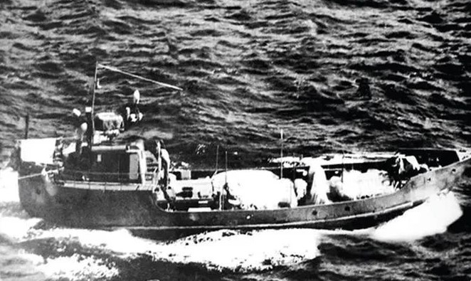 During the anti-American war, the "no-number-plate ship" of the Vietnam People's Navy transported tens of thousands of tonnes of weapons, equipment, and thousands of officials and soldiers from the North to major battlefields in the South, creating the legendary "Ho Chi Minh Trail" at Sea.