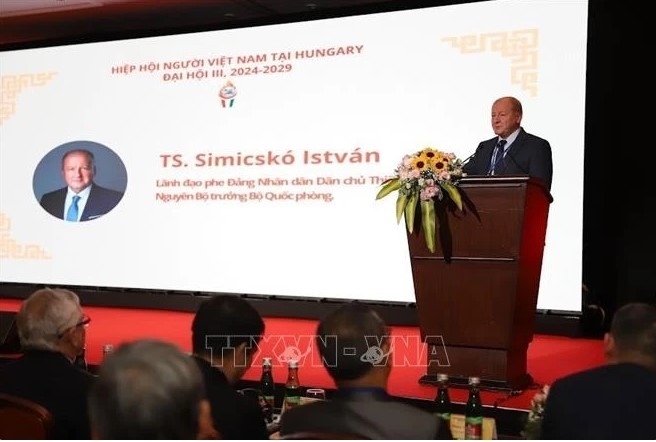 Former Hungarian Minister of Defence Simicsko Istvan, co-chairman of the Hungary-Vietnam Friendship Committee and the Hungary-Southeast Asia Parliamentary Friendship Group, speaks at the event.