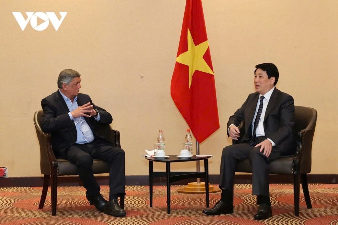 Vietnamese President Luong Cuong (R) and Lautaro Carmona Soto, president of the Communist Party of Chile, during their meeting in Santiago de Chile on November 10,