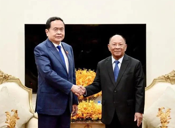 National Assembly (NA) Chairman Tran Thanh Man (L) meets with former Cambodian NA President Samdech Heng Samrin in Phnom Penh on November 23