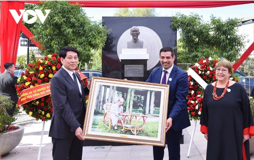 President Luong Cuong presents a souvenir to Mayor of Cerro Navia district Mauro Tamayo. On behalf of the administration and people of Cerro Navia, Tamayo shows his elation and honour to welcome the Vietnamese State leader and his entourage. He applauds the shining moral example of President Ho Chi Minh and his significant contributions to Vietnam's past struggles for national liberation. Tamayo affirms that the administration and people of Cerro Navia will continue to contribute to caring for and preserving the park as a symbol of solidarity and friendship between the governments and people of both nations.
 