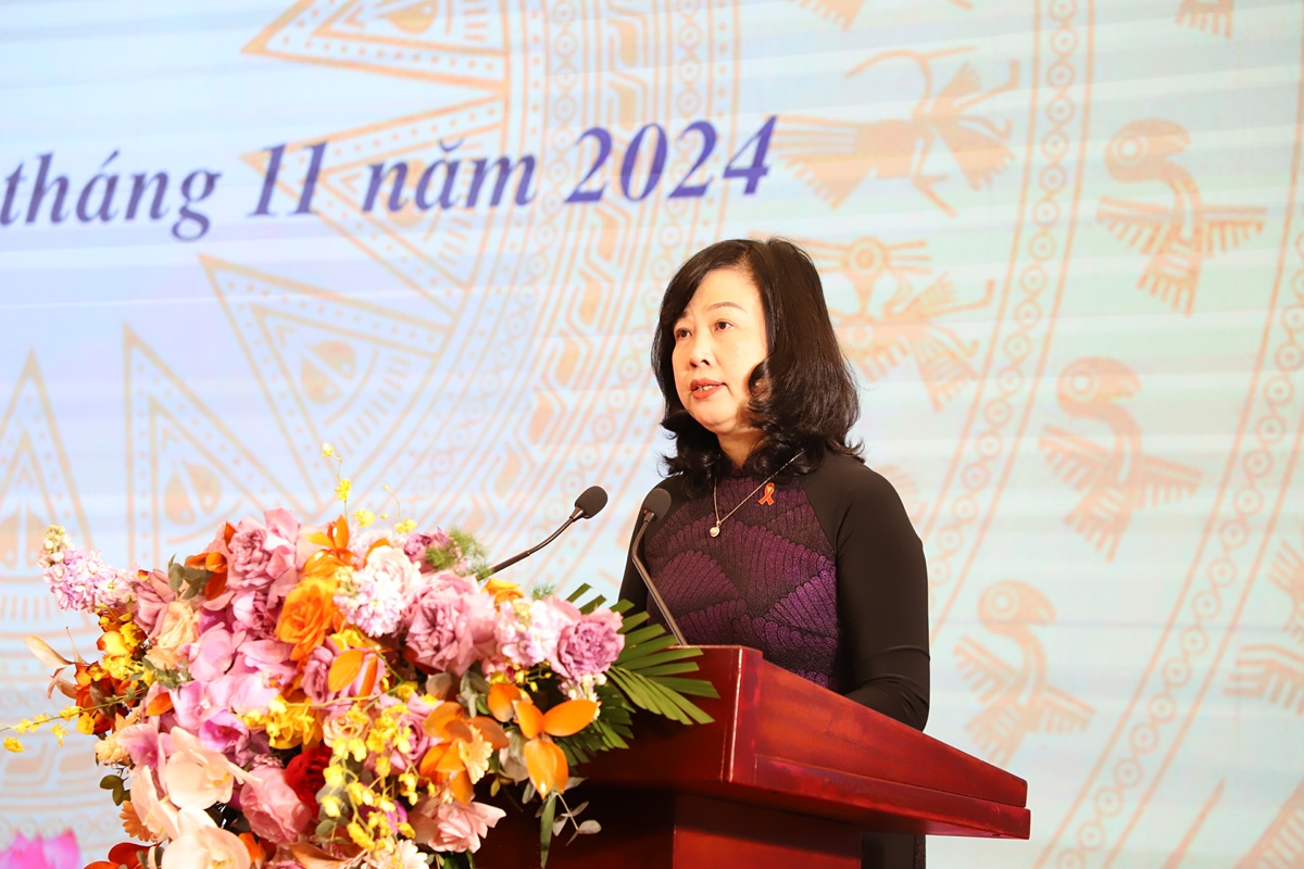 Minister of Health Dao Hong Lan speaks at a meeting in Hanoi on November 29 to mark World AIDS Day. (Photo: MoH)