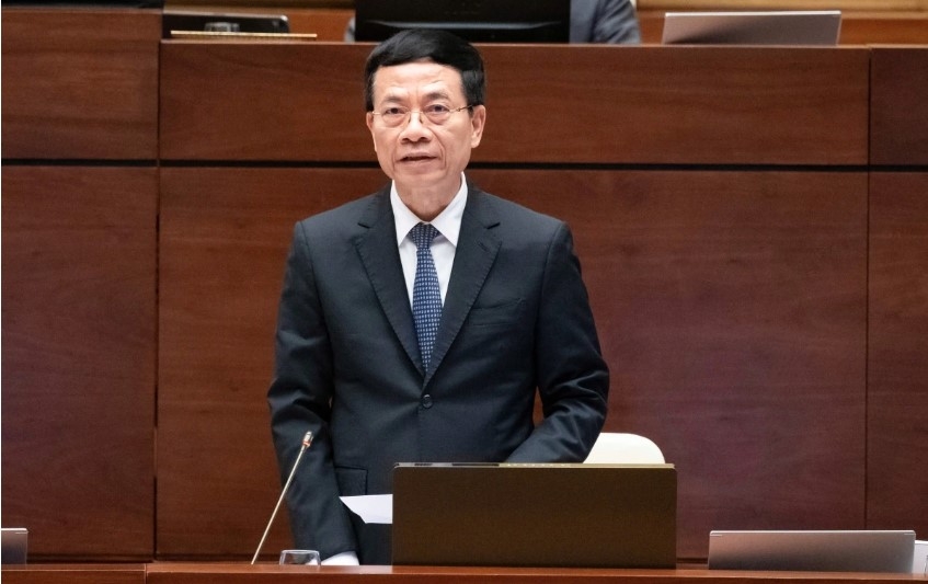 Minister of Information and Communications Nguyen Manh Hung speaks at the session