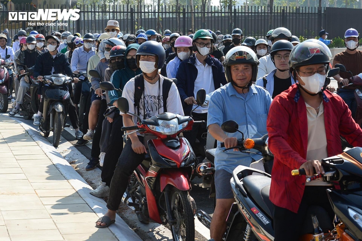 Thousands of local people form a long queue as they patiently wait to visit the museum on November 1 morning.