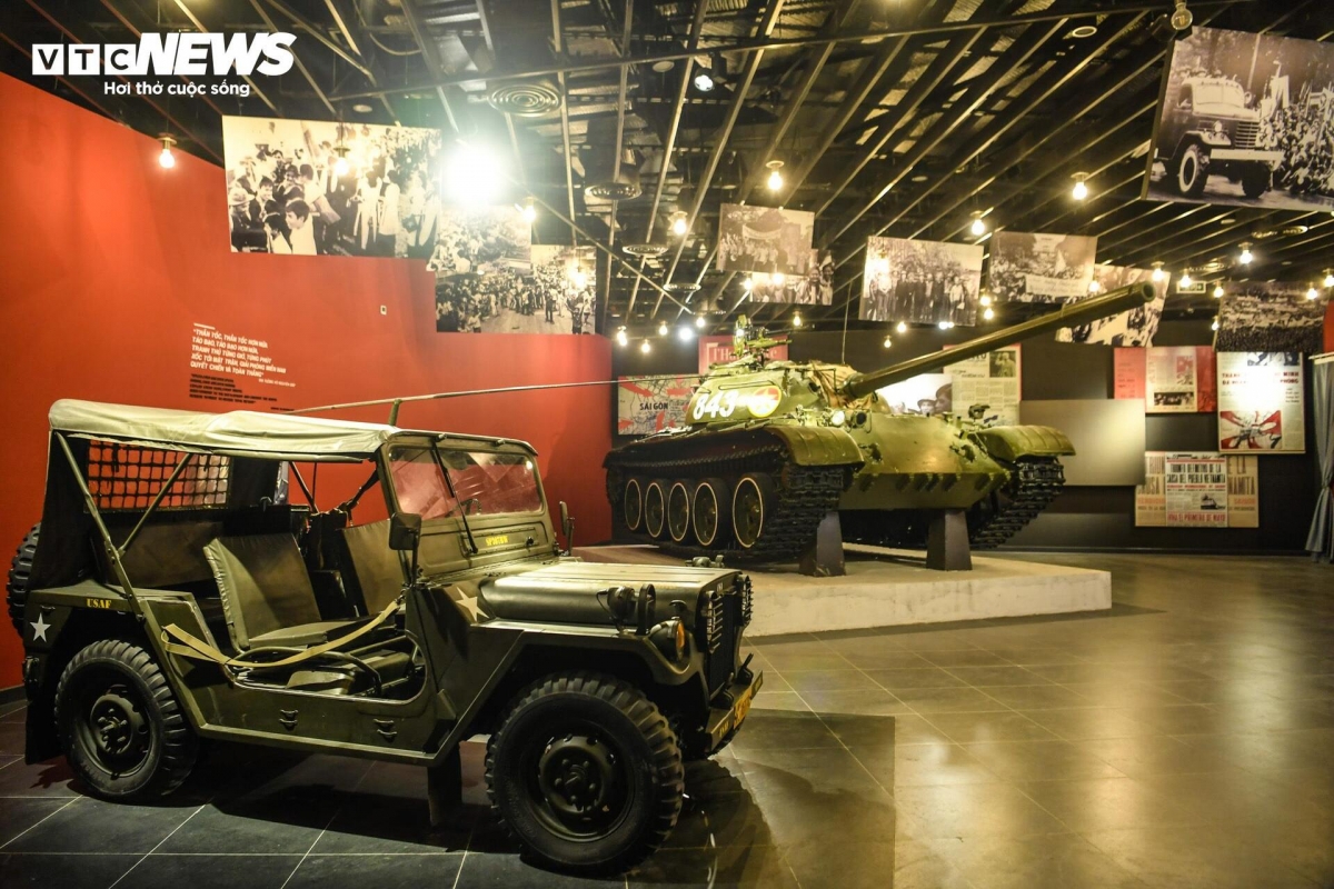 The T-54B tank is mainly famous for its involvement in the liberation of Hue and Da Nang, as well as for crashing through the side gate of the Independence Palace in Ho Chi Minh City on April 30, 1975. In 2012, the tank was recognised by the Government as a national treasure.