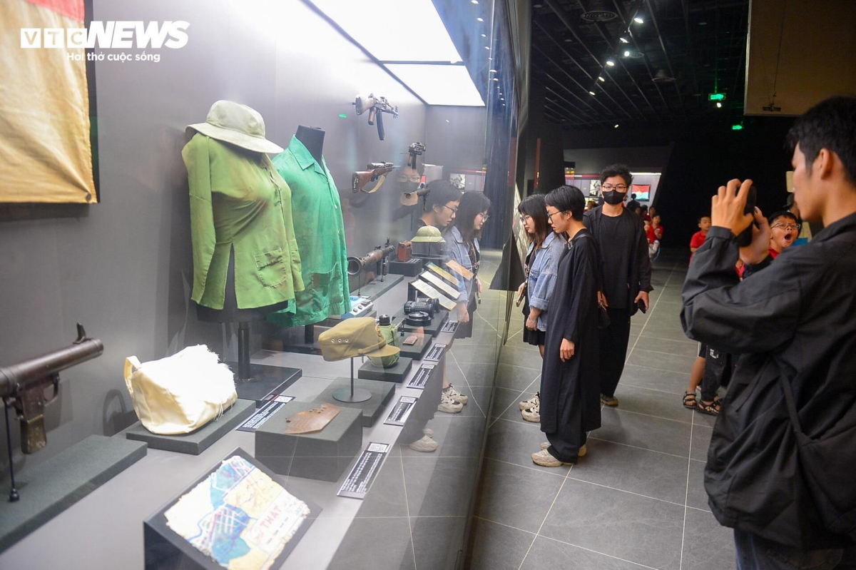 The exhibition areas have been divided into six themes, providing automatic narration and QR codes making it easier for visitors to search for information on artifacts and images.