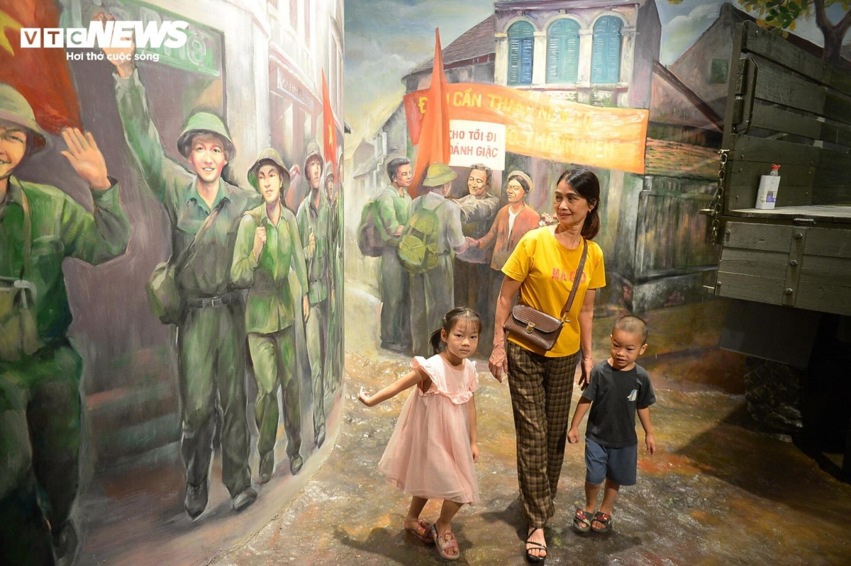 A mother takes her children to the museum, hoping that they will understand more about Vietnamese history after visiting.