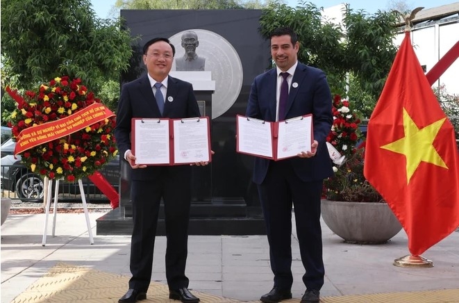 Nam Dan district of Vietnam’s central province of Nghe An and Cerro Navia district in the Santiago Metropolitan region of Chile exchange the memorandum of understanding on establishing their friendly and cooperative ties.
