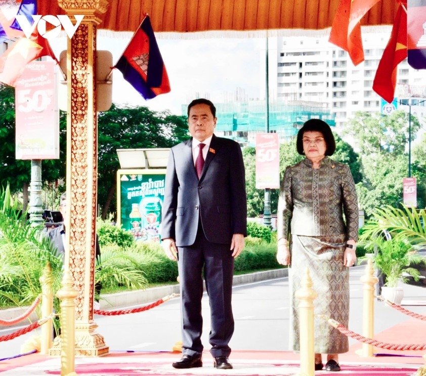 President of the Cambodian National Assembly Samdech Khuon Sudary invites National Assembly Chairman Tran Thanh Man to step on the podium with the military band playing the national anthems of Vietnam and Cambodia.