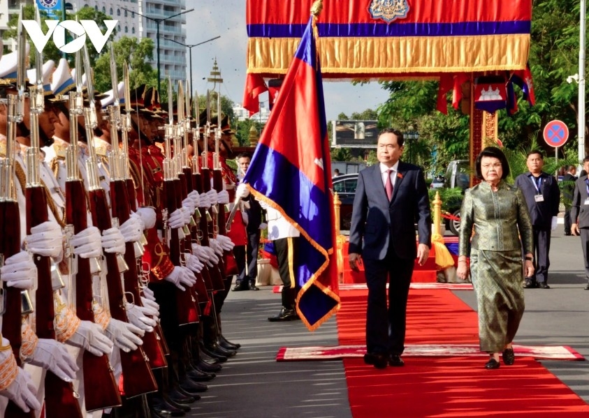 The two leaders review the Cambodian Army's guard of honour.