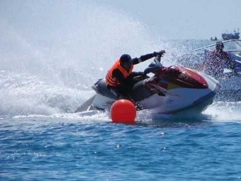 Riding a water motorcycle with friends is a lot of fun, especially when you control the water motor whilst navigating large waves. One try costs VND250,000 for 30 minutes. (Photo: vtcnews.vn)