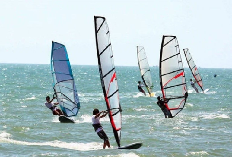 Windsurfing is a wonderful experience which tourists should not miss out on playing. To indulge in this fascinating experience, you can spend VND260,000 an hour on playing this game. (Photo: vtcnews.vn)