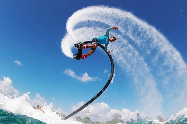Flyboarding is a relatively new water sport in Vietnam. The game allows the players to hover over water by employing a forceful stream of water created by a jet ski engine through a long duct. This stream of water can send the player flying up to a height of six to nine metres in the air. Each game costs VND1.2 million per 15 minutes. (Photo: internet)