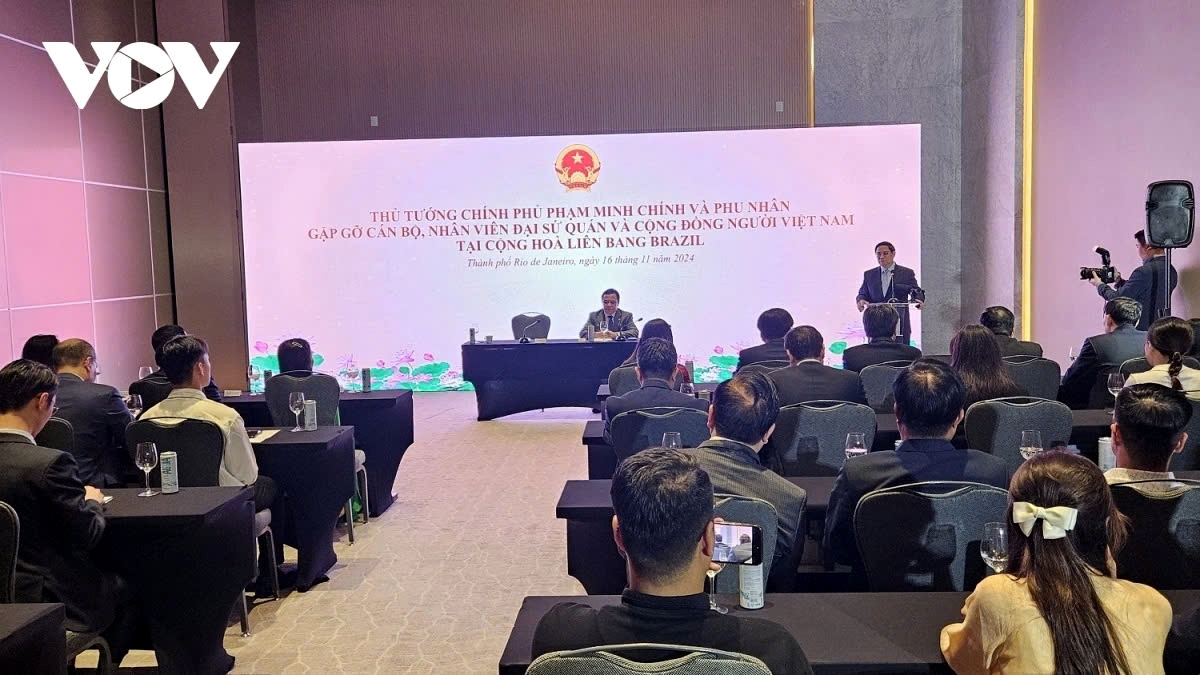 Prime Minister Pham Minh Chinh meets with the staff of the Vietnamese Embassy and the Vietnamese community in Brazil, upon his arrival in Rio de Janeiro for the G20 Summit activities on November 16 (local time).