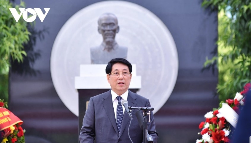 In his address, President Cuong expresses his profound gratitude to the people of Chile, particularly Cerro Navia residents, for preserving the Ho Chi Minh Park as a symbol of the special solidarity, friendship, and cooperation between the two countries. He said President Ho Chi Minh’s statue placed within the park stands as a testament to the deep affection of the Chilean people towards the Vietnamese late leader. He also recalls the special relationship between President Ho Chi Minh and President Salvador Allende, as saying that Allende's Vietnam visit in May 1969 in his capacity as President of the Chilean Senate brought the Vietnamese people a profound sense of solidarity and invaluable spiritual support. This visit became a symbol of the friendship between the two peoples.