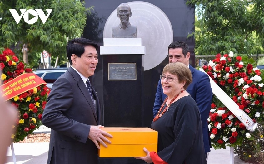 President Luong Cuong presents a souvenir to former President Michelle Bachelet.
