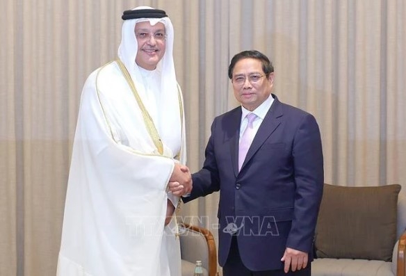 Vietnamese Prime Minister Pham Minh Chinh (R) receives Qatari Minister of Communications and Information Technology Mohammed bin Ali bin Mohammed Al Mannai in Doha on October 31. (Photo: VNA)