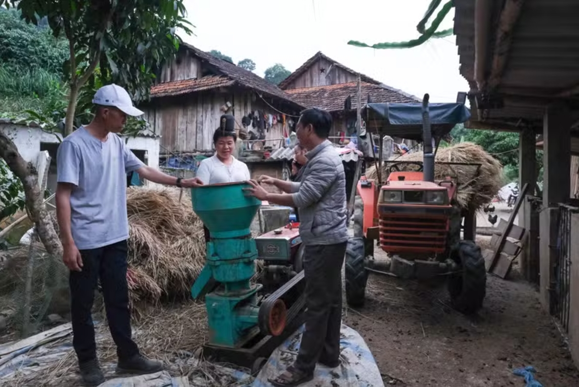 Bà Hoàng Thị Thoan (giữa), người làng Nam (Sơn La, Việt Nam) được đào tạo nghề ủ chua. Ảnh: lemonde.fr