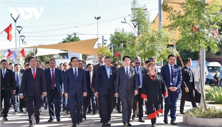 State President Luong Cuong and a high-ranking delegation of Vietnam on November 10 morning (local time) visited and laid a wreath at the statue of President Ho Chi Minh. The activity was also joined by former Chilean President Michelle Bachellet, President of the Communist Party of Chile Lautaro Carmona, Mayor of Cerro Navia district Mauro Tamayo alongside a large number of local residents.