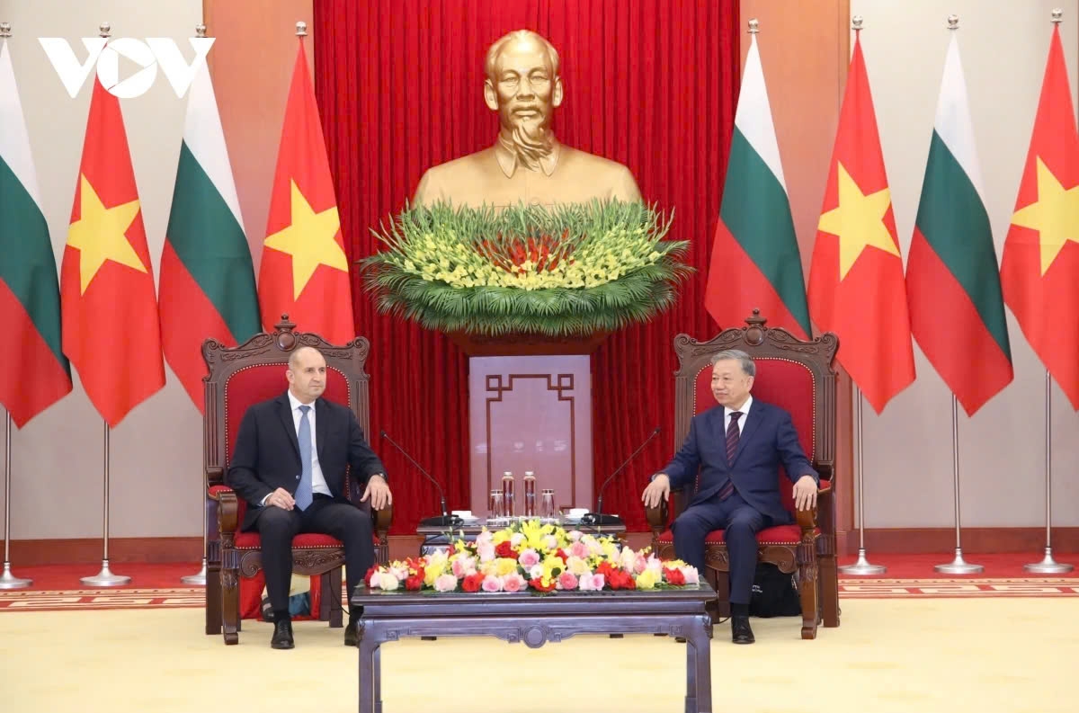 Vietnamese Party General Secretary To Lam (R) and visiting Bulgarian President Rumen Radev during their meeting in Hanoi on November 25