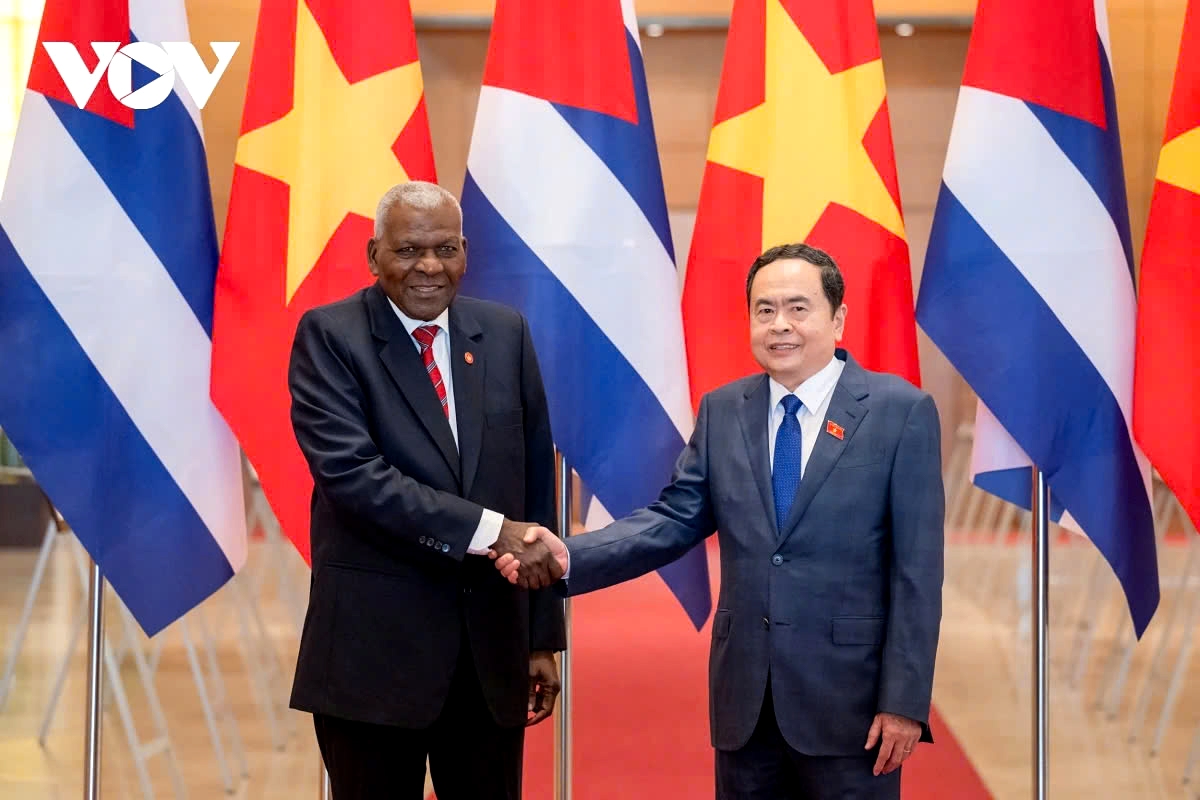 Chairman of the National Assembly of Vietnam Tran Thanh Man (R) and President of the National Assembly of People’s Power of Cuba Esteban Lazo Hernandez shaking hands ahead of their talks in Hanoi on November 2
