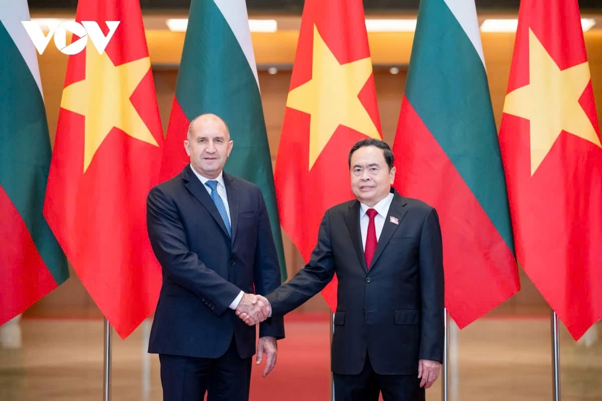 Vietnamese National Assembly Chairman Tran Thanh Man (R) shaking hands with visiting Bulgarian President Rumen Radev ahead of their meeting in Hanoi on November 25