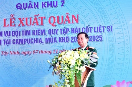 Lieutenant General Tran Hoai Trung addresses the ceremony (Photo: baoquankhu7.vn)