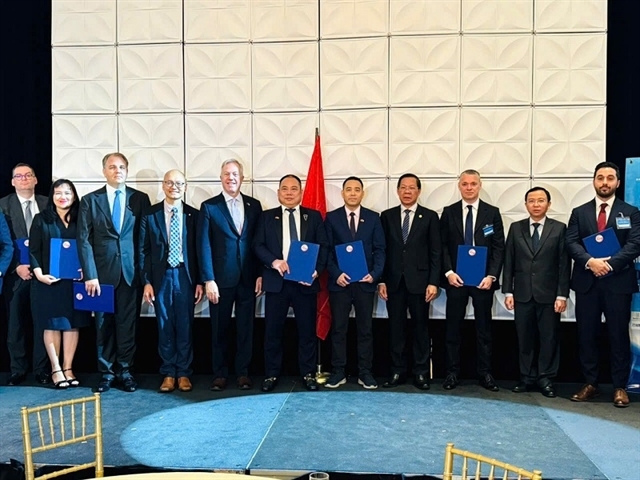 HCM City and US entities and businesses exchange cooperation memoranda. (Photo: baodautu.vn)