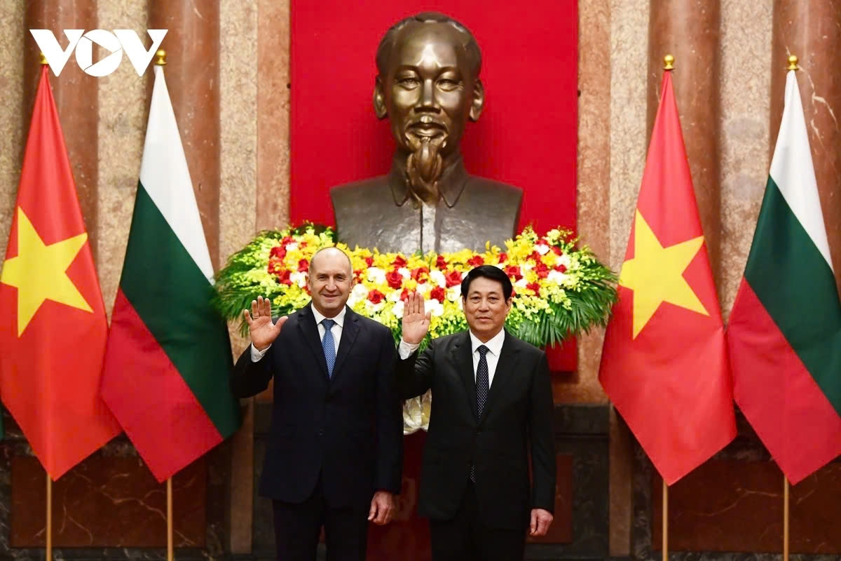 Vietnamese President Luong Cuong and his visiting Bulgarian counterpart Rumen Radev pose for a photo ahead of their talks in Hanoi on November 25