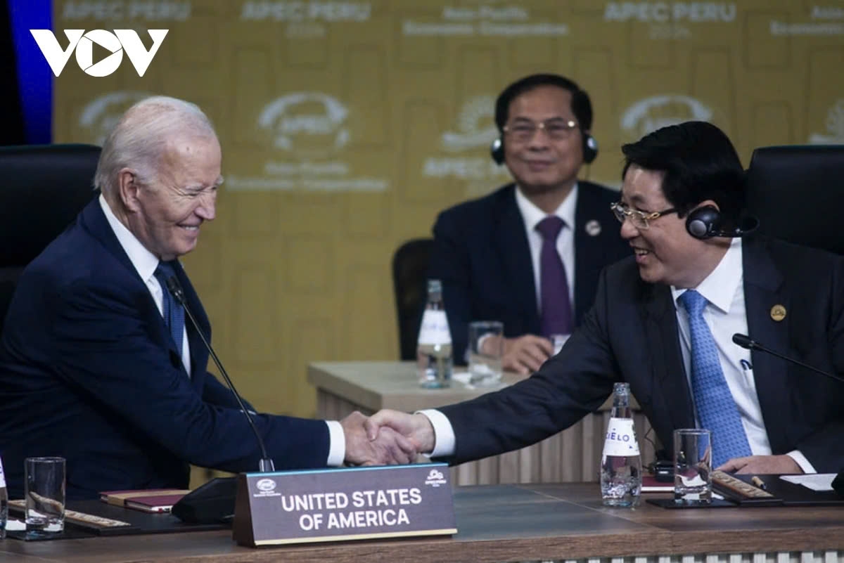 Vietnamese President Luong Cuong shaking hands with US President Joe Biden during the APEC Leaders’ Informal Dialogue and Guests in Lima, Peru, on November 15