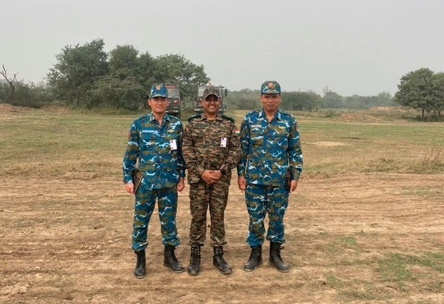 Lieutenant Colonel Le Thanh Duan (first from left) and Major Nguyen Van Thieu (third from left) attend VINBAX 2024 in India. (Photo: nld.com.vn)