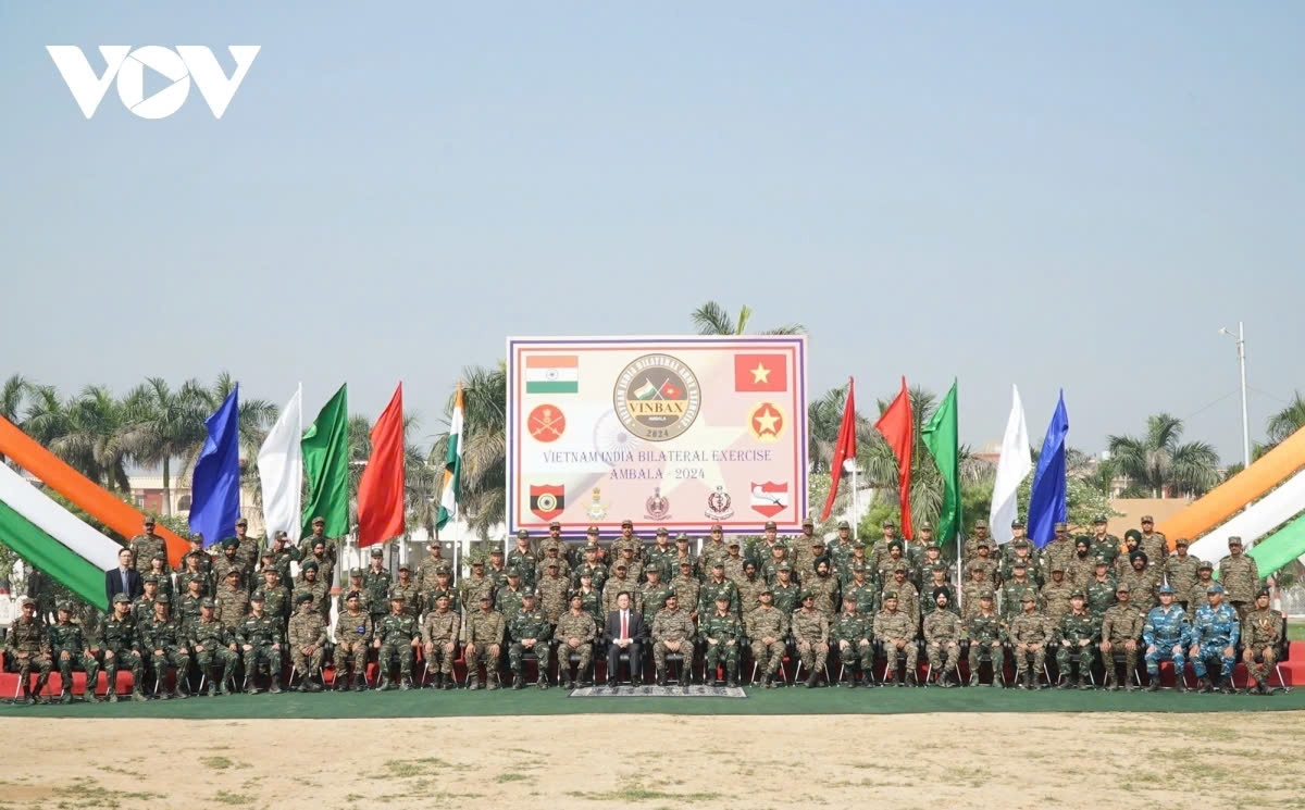 Vietnamese and Indian soldiers pose for a group photo ahead of their VINBAX 2024 exercise
