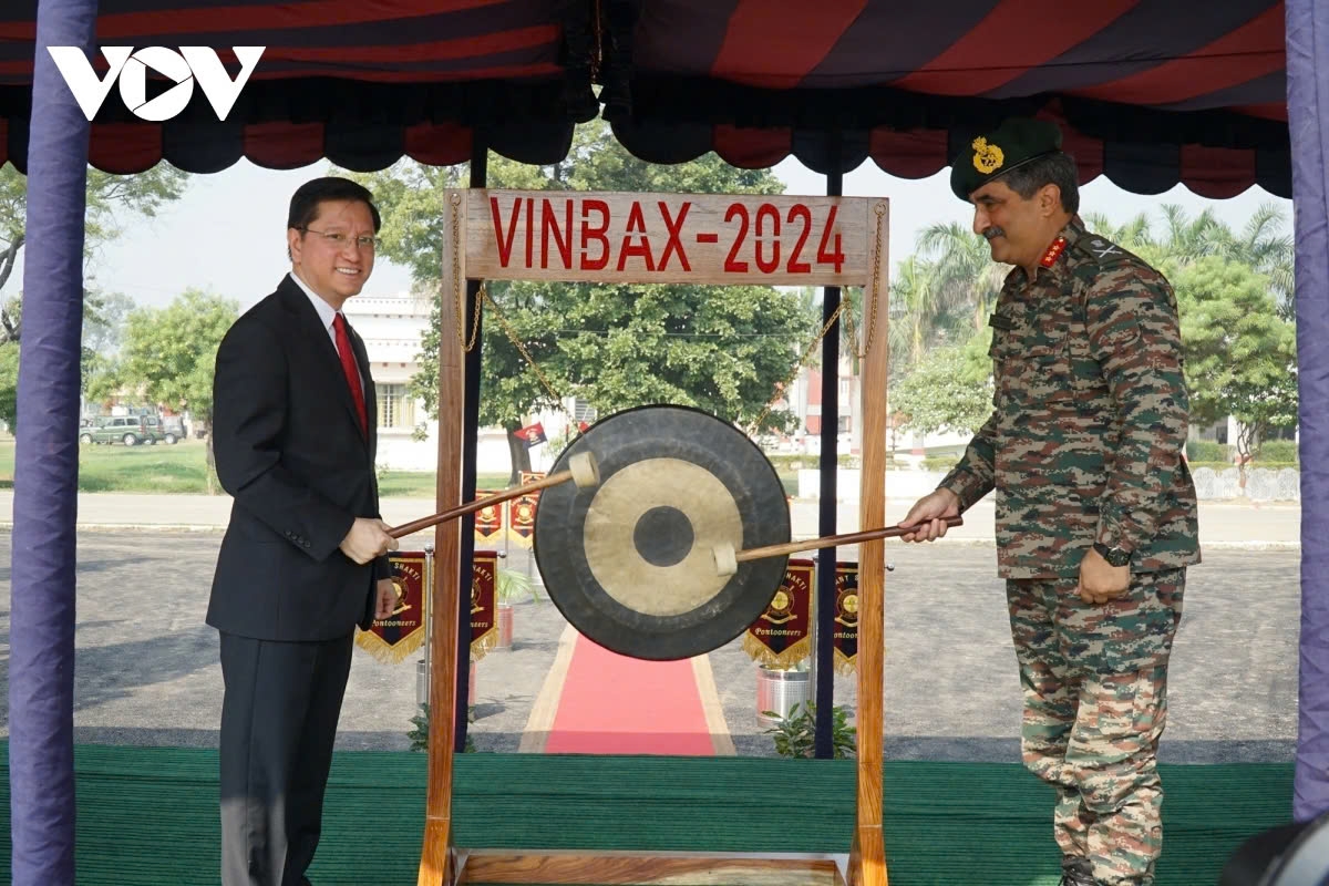 Vietnamese Ambassador to India Nguyen Thanh Hai and Lieutenant General Rajesh Pushka, Commander of the Kharga Corps of the Indian Army, strike a gong, kick-starting the VINBAX-2024 exercise.