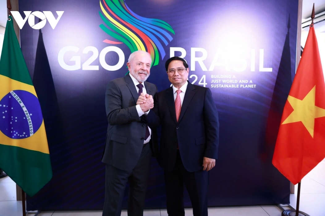 Prime Minister Pham Minh Chinh (right) and Brazilian President Luiz Inácio Lula da Silva