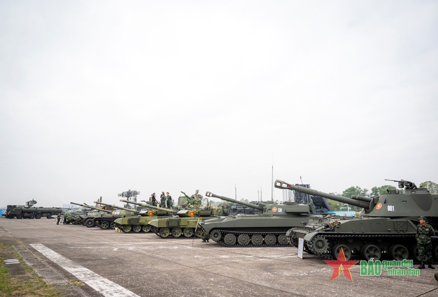 The army weapons display features 152mm self-propelled artillery systems and main battle tanks T-90S/SK and T-54.