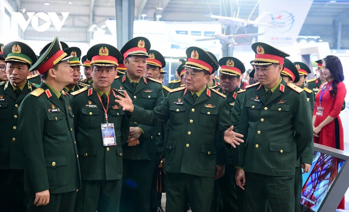 Sen. Lieut. Gen. Hoang Xuan Chien also makes a tour of exhibition booths to ensure everything is ready for the opening ceremony of the exhibition.
